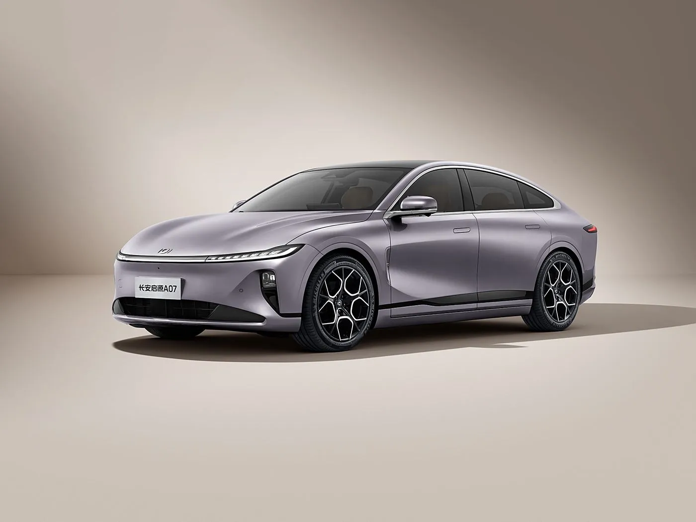 Changan Qiyuan A07 Hybrid EV Sedan Sabuwar Motar Makamashi Daga China 1200km Rage Atomatik Akwatin Gear 5 Kujeru 175Km/h Gudun R19 Girman Taya