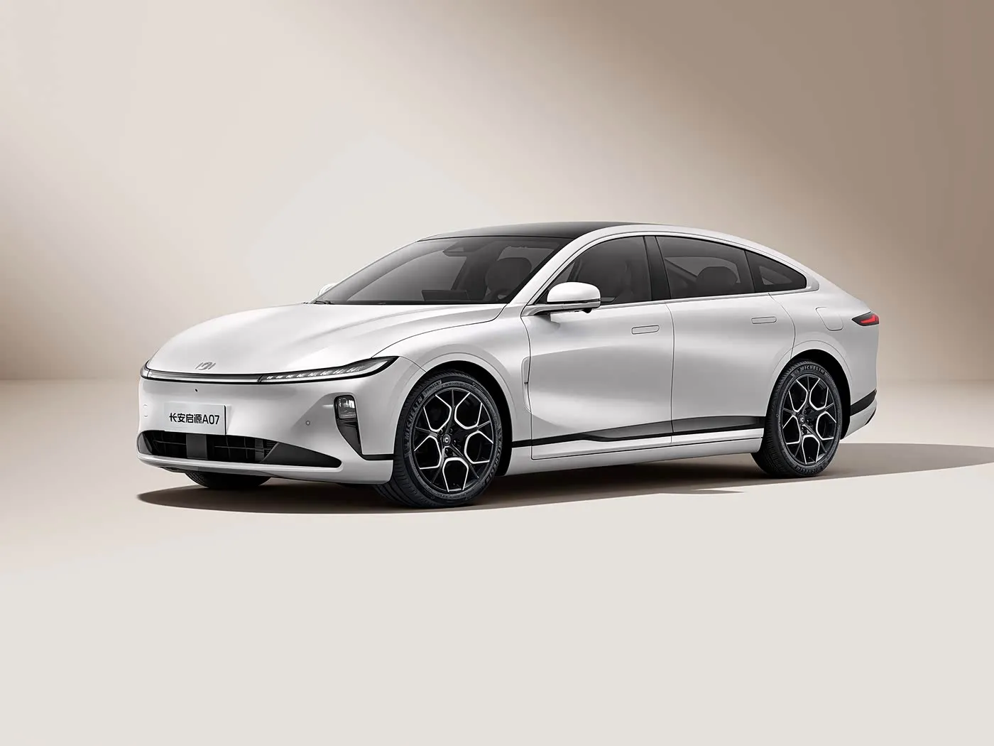 Changan Qiyuan A07 Hybrid EV Sedan Sabuwar Motar Makamashi Daga China 1200km Rage Atomatik Akwatin Gear 5 Kujeru 175Km/h Gudun R19 Girman Taya