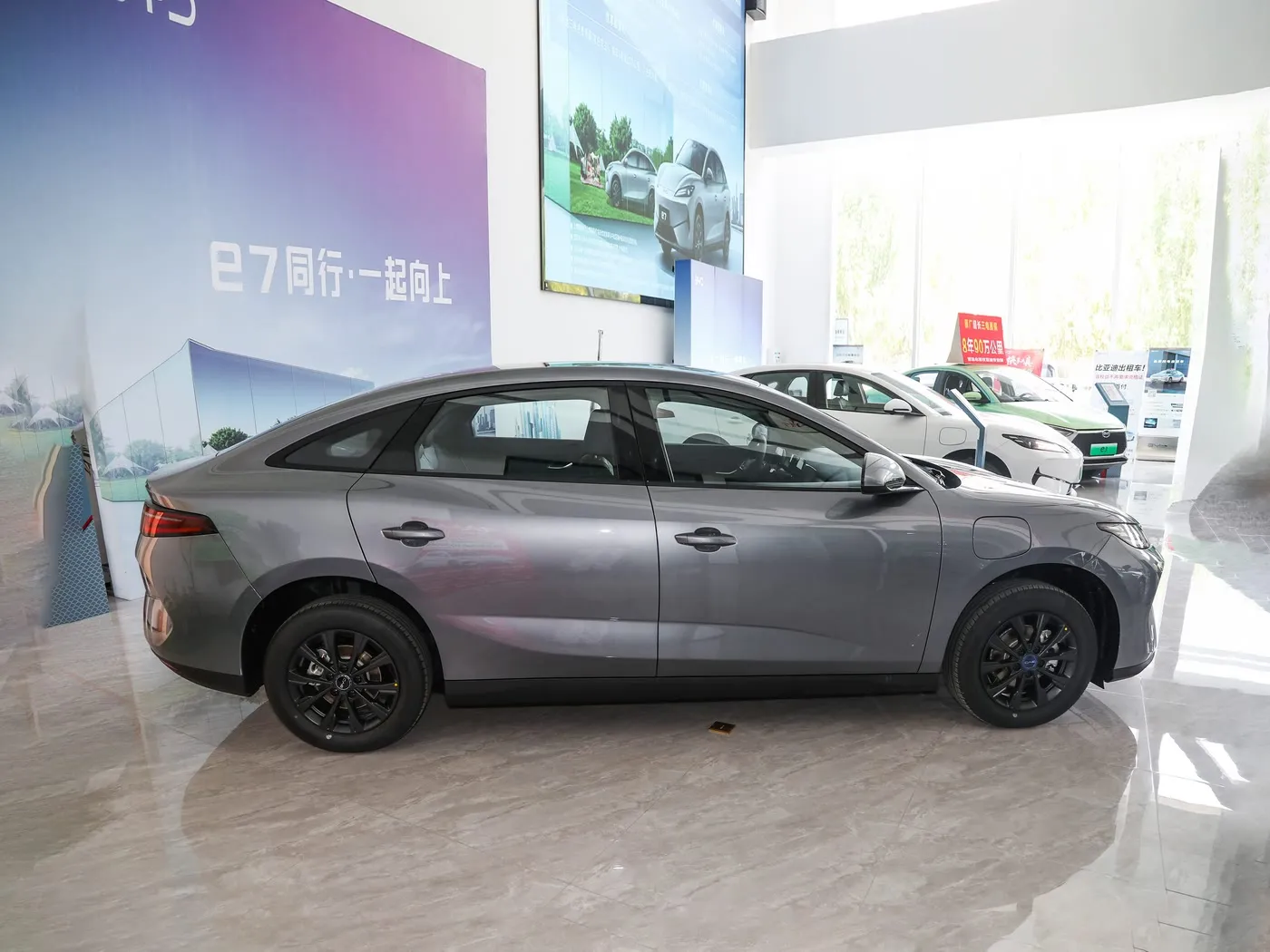 Sabuwar model E7 Ev Car 150km / H Top Spurin Rage 136HP 180nm Torque 5 Seater Motar lantarki