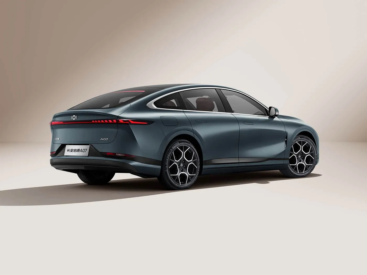 Changan Qiyuan A07 Hybrid EV Sedan Sabuwar Motar Makamashi Daga China 1200km Rage Atomatik Akwatin Gear 5 Kujeru 175Km/h Gudun R19 Girman Taya