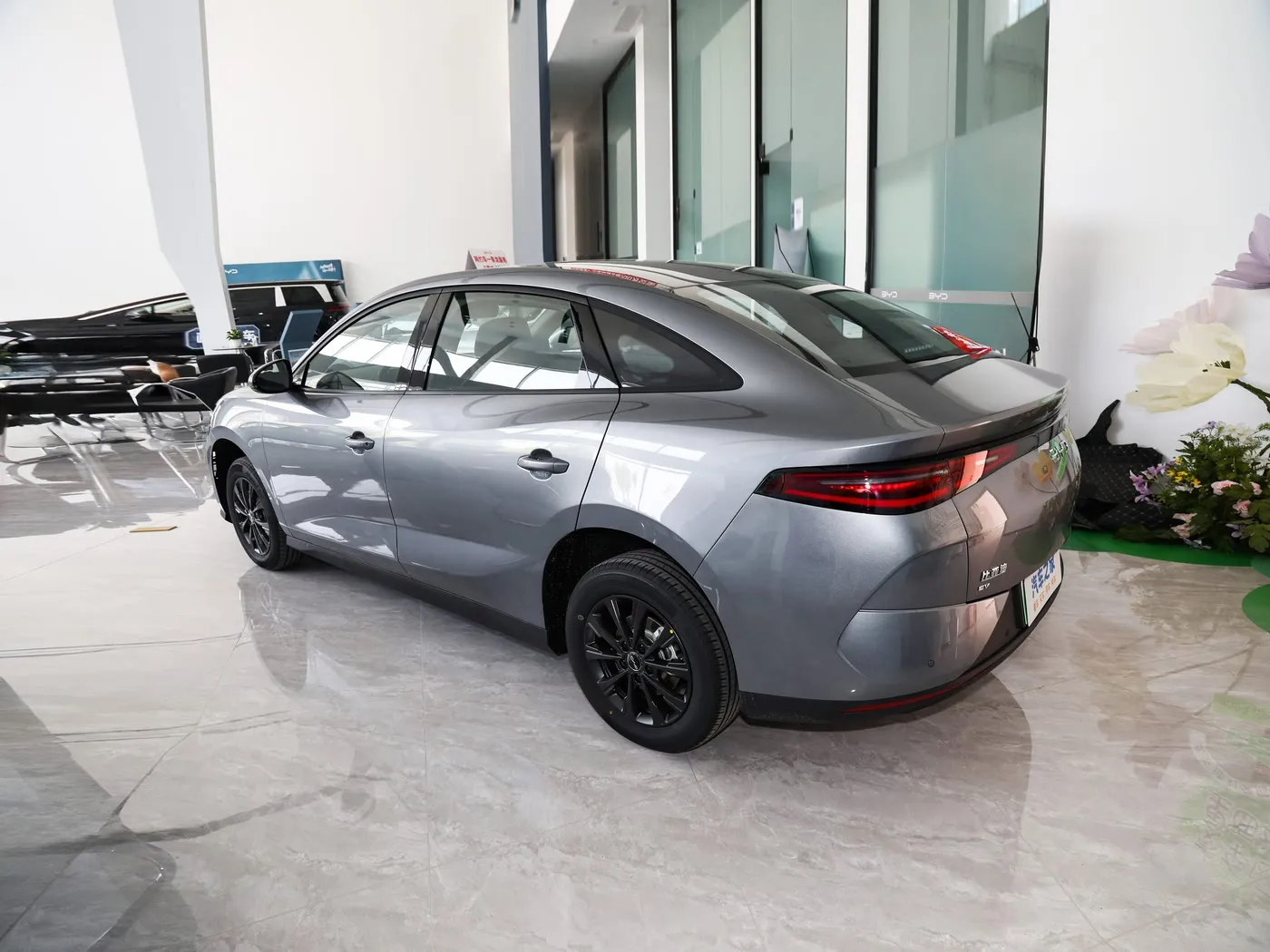 Sabuwar model E7 Ev Car 150km / H Top Spurin Rage 136HP 180nm Torque 5 Seater Motar lantarki