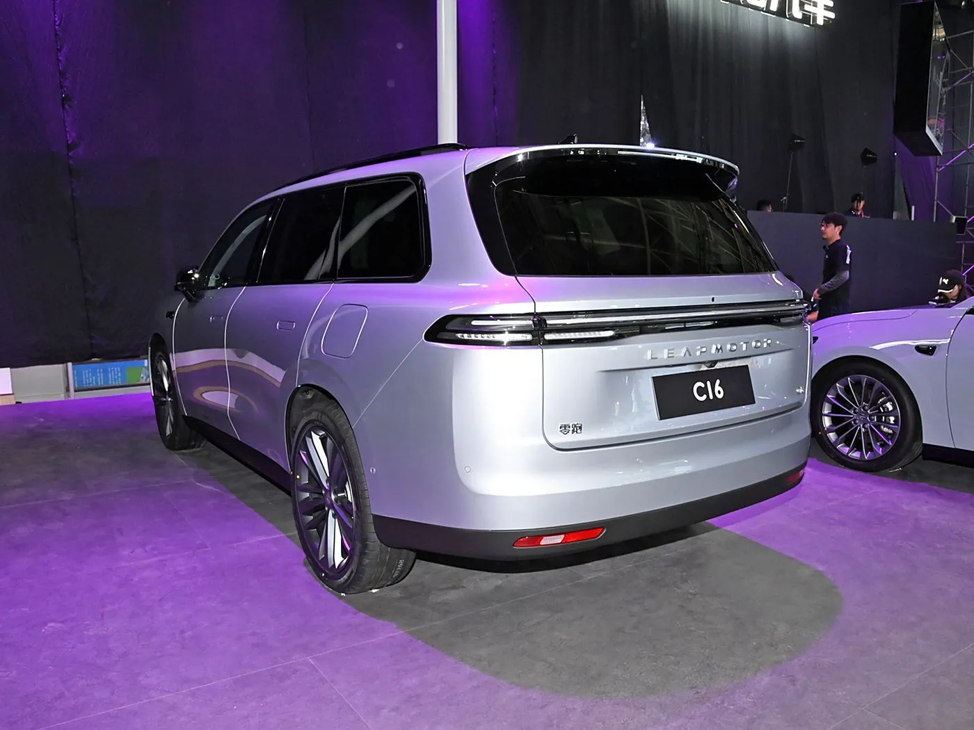 Leapmotor C16 5-DOW 6-Seatere Ev Suv 4wd Drive Yanayin RAYUWAR HALITTA